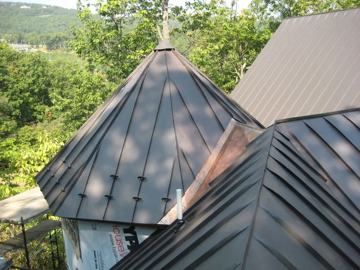 Professional Roof Tarp Installation by Craftsman Roofing in Kreutzberg